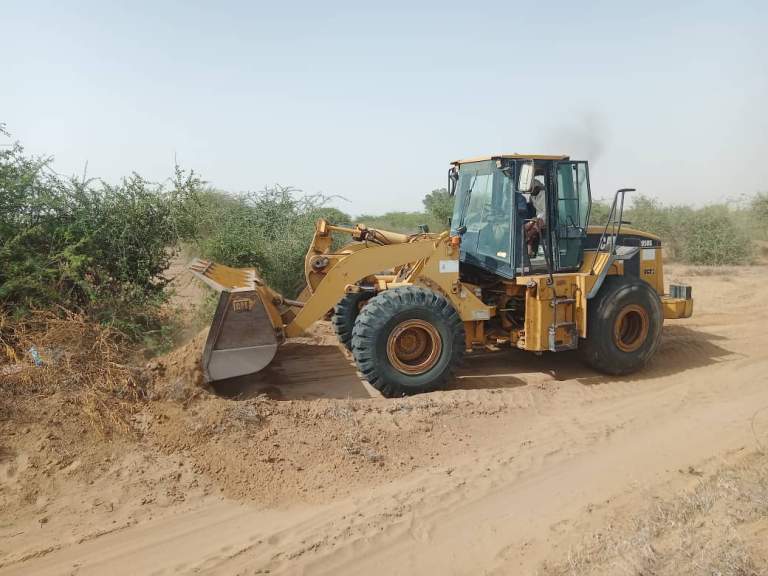 أهالي عزلة المجاملة ببيت الفقيه يدشنون مبادرة مجتمعية لشق وردم طريق مفرق المعولية