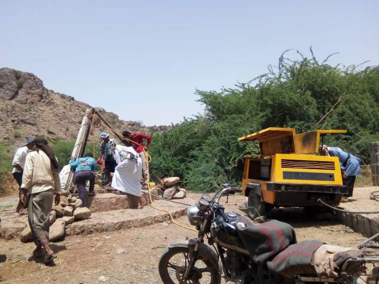 حجة.. مبادرة مجتمعية لتعميق بئر مياه الشرب في منطقة الشرع بمديرية بني قيس
