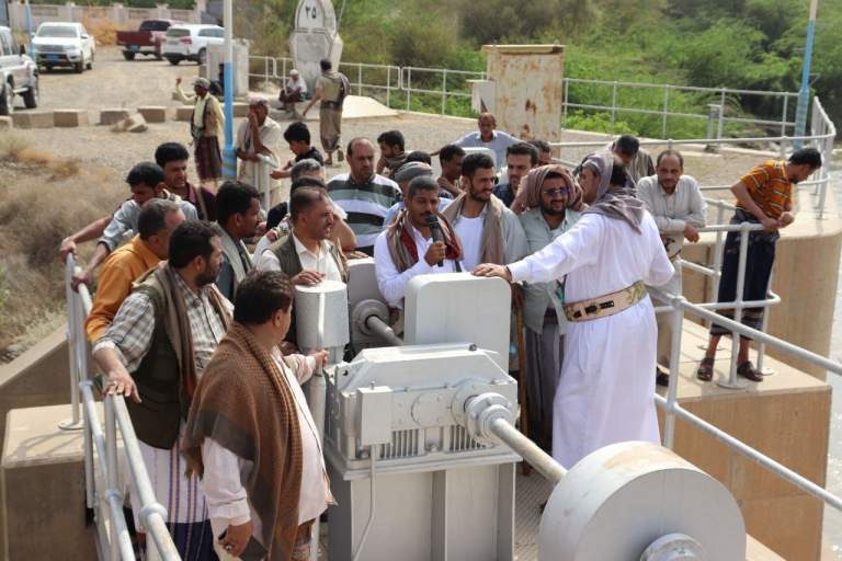 فريق تنموي برئاسة أمين العاصمة يطلع على تجارب المبادرات المجتمعية والزراعية بالحديدة
