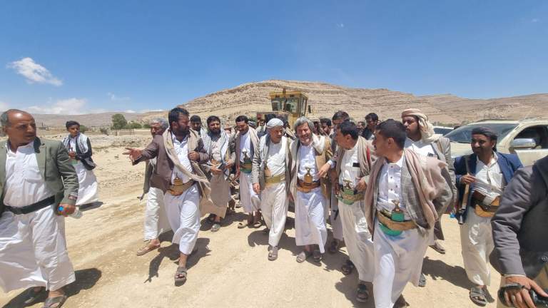 عمران.. محافظ عمران يتفقد مبادرة طريق حمدة ويوجه باستكمال مشاريع المياه