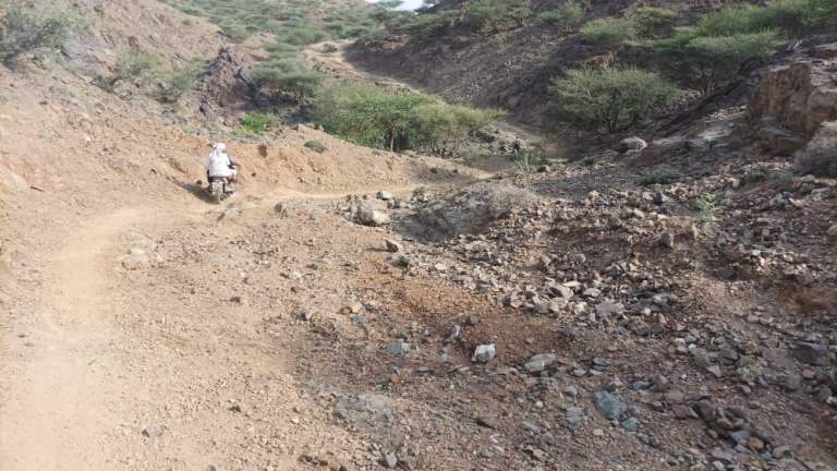 فريق هندسي وتنموي يبدأ دراسة توسعة وتأهيل طريق “النعير” بشمسان في مديرية كعيدنة