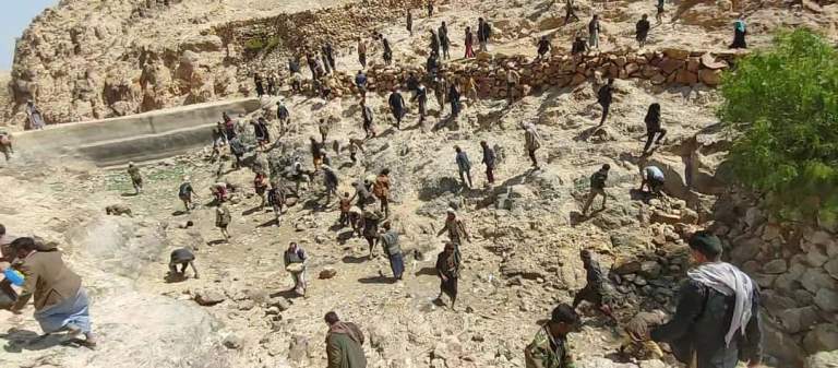 أهالي حصن قديد في ميفعة عنس يبدؤون أعمال صيانة الحاجز المائي