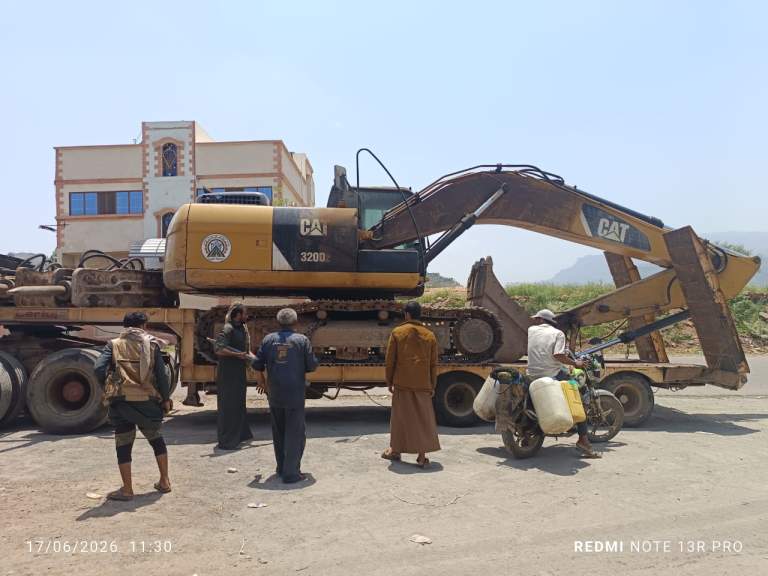 المحويت.. وصول معدة “بوكلين” لمواصلة شق وتأهيل الطرق بمبادرات مجتمعية في مديرية الخبت
