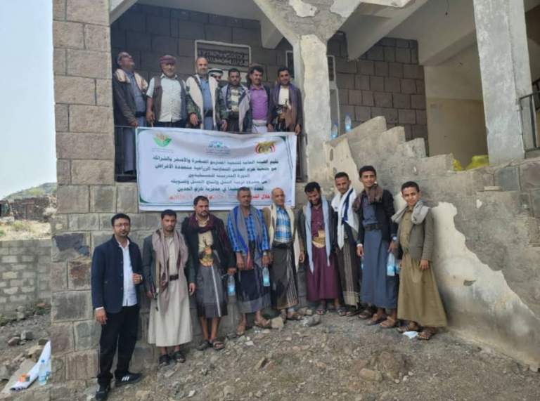 إب.. تدشين دورة تدريبية لمربي النحل وتوزيع قروض عينية بمديرية حزم العدين