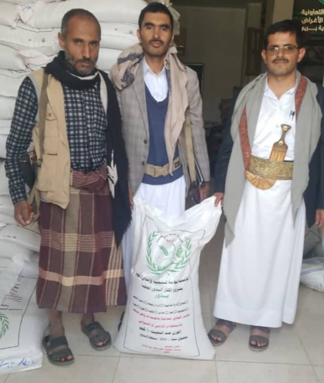 إب – الجمعية النموذجية تواصل صرف بذور القمح المحسنة للمزارعين
