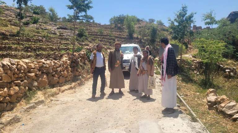المحويت – فريق تنموي يتفقد مبادرة رصف طريق بيت التركي – الرواس بعزلة عنبر