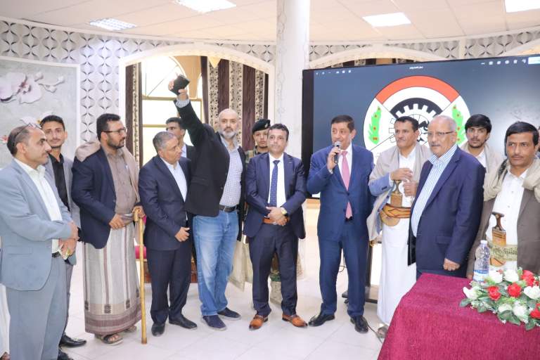 صنعاء.. عضو السياسي الأعلى يزور الورشة العلمية للعسل الدوائي ويشيد بجهود الاتحاد التعاوني