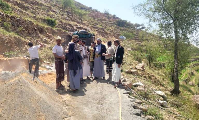 المحويت.. أهالي ريشية وبيت الشطير ينفذون المرحلة الأولى من مبادرة رصف الطريق الحيوي بجهود مجتمعية