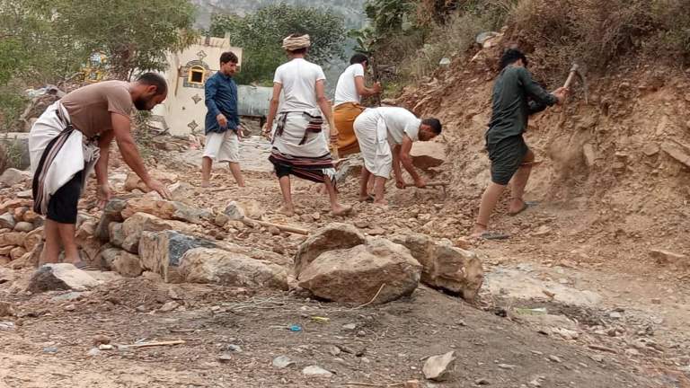 المحويت – أهالي بيت طاهر يواصلون أعمال الرصف في المرحلة الرابعة لمبادرة عقبة مهاجر