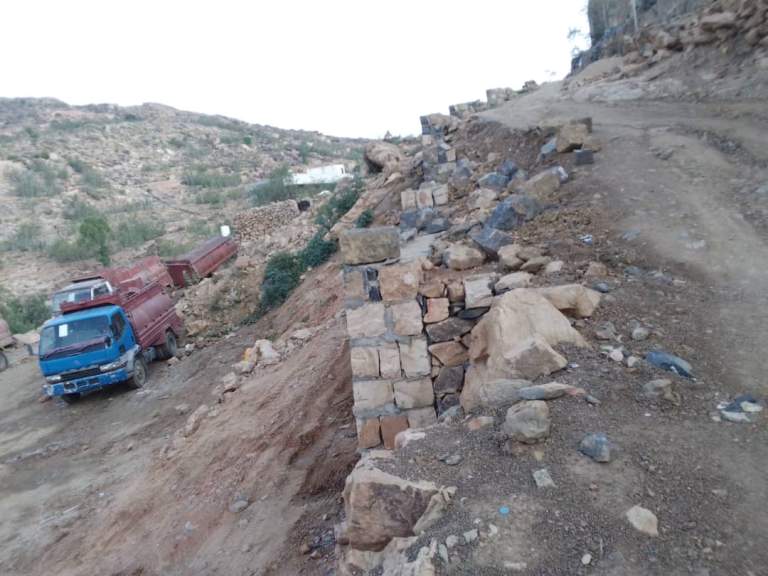 حجة.. متابعة استئناف العمل في مبادرة بناء الجدران الساندة بمنطقة بيت الحيد في مديرية الشاهل