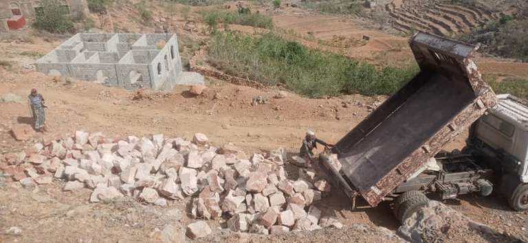 حجة.. جمعية الشاهل تتابع سير العمل في مشروع رصف طريق البزخة بعزلة لمرور