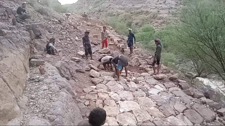 بجهود مجتمعية.. أبناء رأس وادي هوار  ينفذون أعمال رصف عقبة الضلوع
