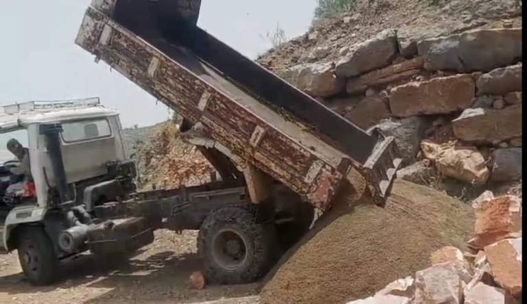 استمرار العمل في مشروع رصف وتحسين طريق قرية البزخة بمديرية الشاهل بحجة