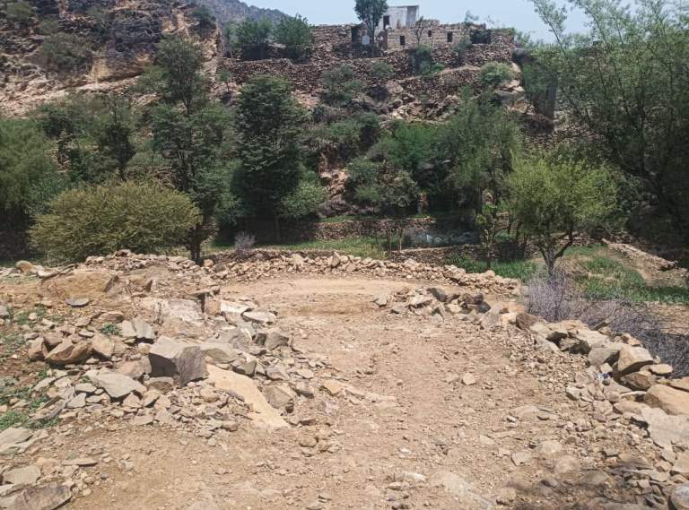 جمعية وصاب العالي تتابع إنجاز شق ورصف طريق “الجحرة” بعزلة قشط