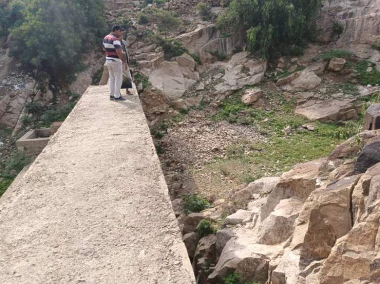 الضالع.. فريق هندسي يقيّم السدود والحواجز المائية بقعطبة وتفقد مشروع طريق نجد سنف