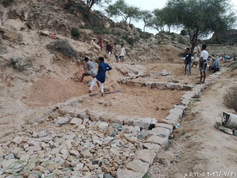 المحويت… استئناف  أعمال الرصف في مبادرة رصف طريق الورادنة بعزلة الحواصلة بجبل المحويت