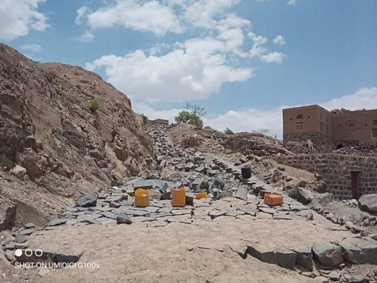 جمعية ميفعة عنس بذمار تبدأ أعمال تأهيل طريق بطول 4 كم وتتفقد حقول الفاصوليا